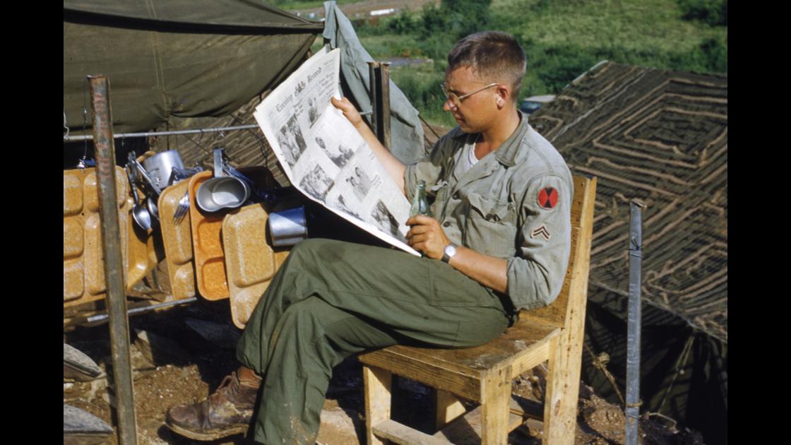 1953년 7월 춘천 미 해병1사단 48대대 FA중대 병사가 휴식시간에 신문을 읽고있는 모습 썸네일