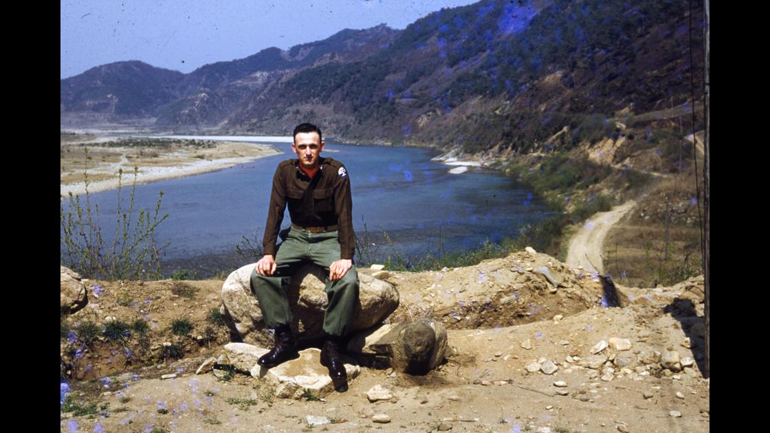 1953년 춘천 인근 강 중류 언덕에 앉은 미 제10군단 소속 병사 썸네일