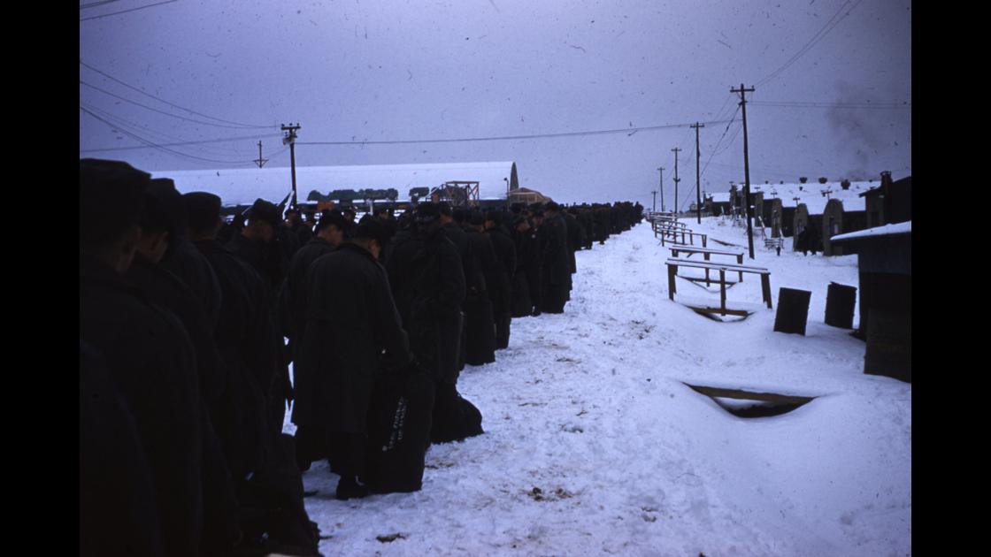 1952년 폭설이 내린 춘천지역 미군 야전캠프에 도착한 미군 신규 병력들 썸네일