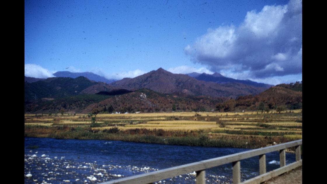 1953년 가을 춘천에서 서울 방향 북한강 다리 위에서 바라본 논과 산 썸네일