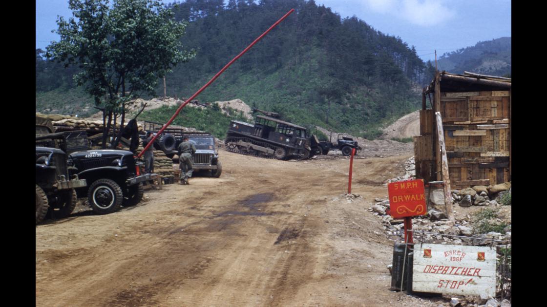 1953년 강원도 인제지역 산악도로 정비를 하는 미군부대 야전 캠프 입구의 미 해병 검문소 썸네일