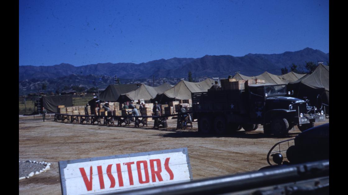 1953년 강원도 춘천지역 주둔 미 해병 야전부대 입구와 보급품을 정리하는 군인들 썸네일