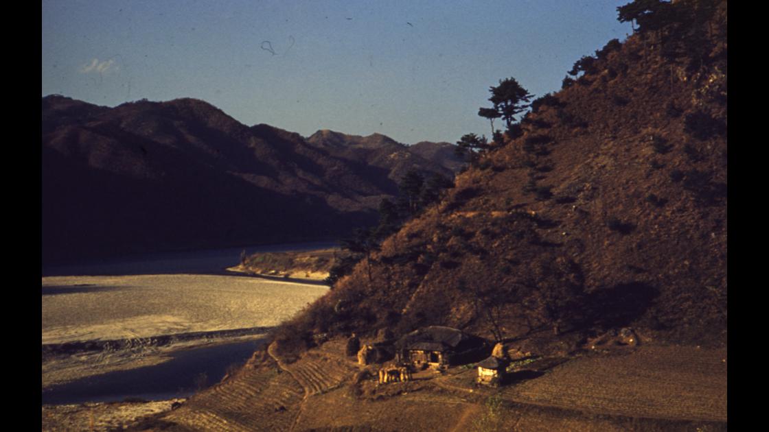 1954년 11월 2일 춘천 소양강변 산자락 가옥과 산비탈 밭 썸네일