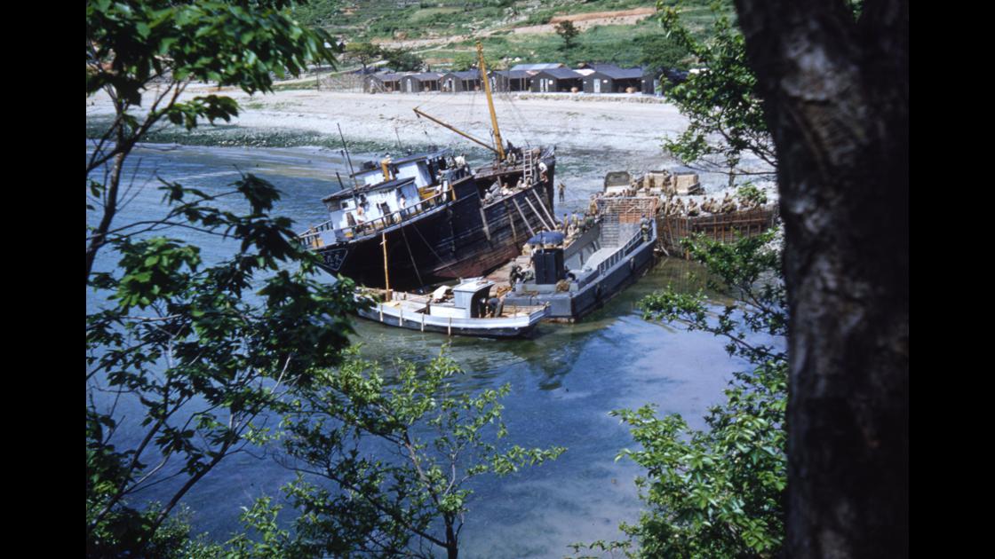 1952년 경남 통영 용초도 포로수용소 물품 하역 썸네일