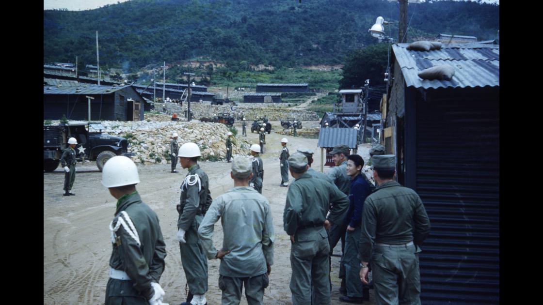 1952년 경남 통영 추봉도 포로수용소_3 썸네일