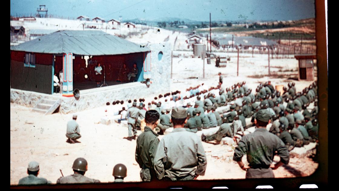 1953년 거제도 포로수용소에서 중공군 출신 반공포로들 석방에 앞선 위문공연 USO 쇼 썸네일