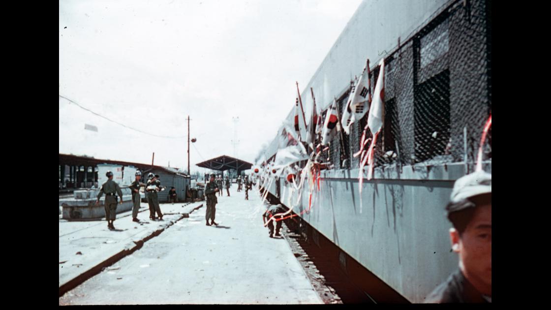 1953년 열차를 타고 서울역에 도착한 석방대상 포로들 썸네일