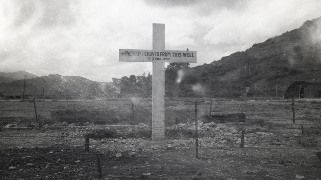 1952년 6월 11일 거제도 포로수용소 거제도 포로수용소 포로의 시신이 발견된 우물임을 표기한 십자가 썸네일
