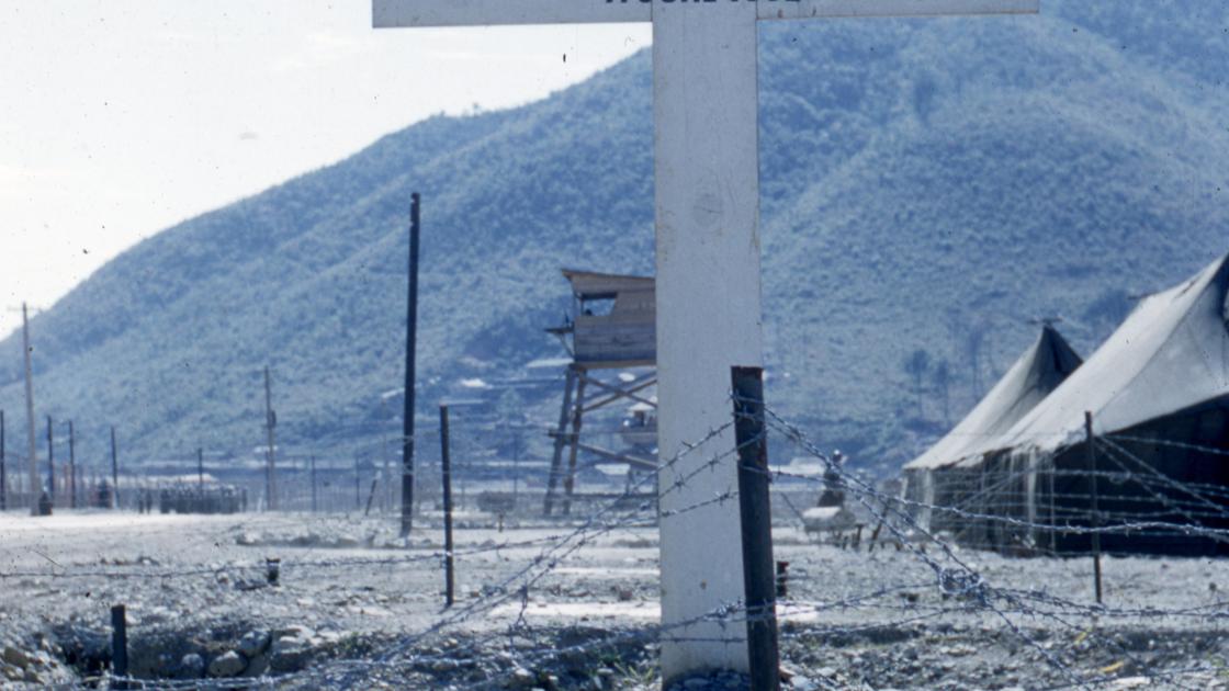 1952년 6월 11일 거제도 포로수용소 내 포로시신 매장 발굴지 표시 십자가_1 썸네일