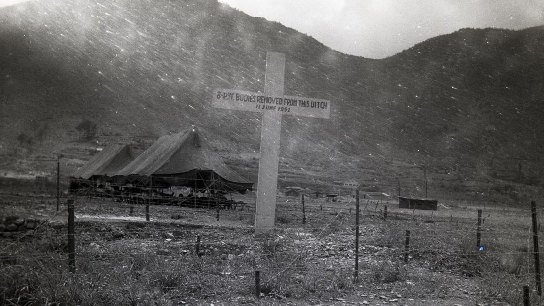 1952년 6월 11일 거제도 포로수용소 포로의 시신이 발견된 도랑임을 표기한 십자가_2 썸네일