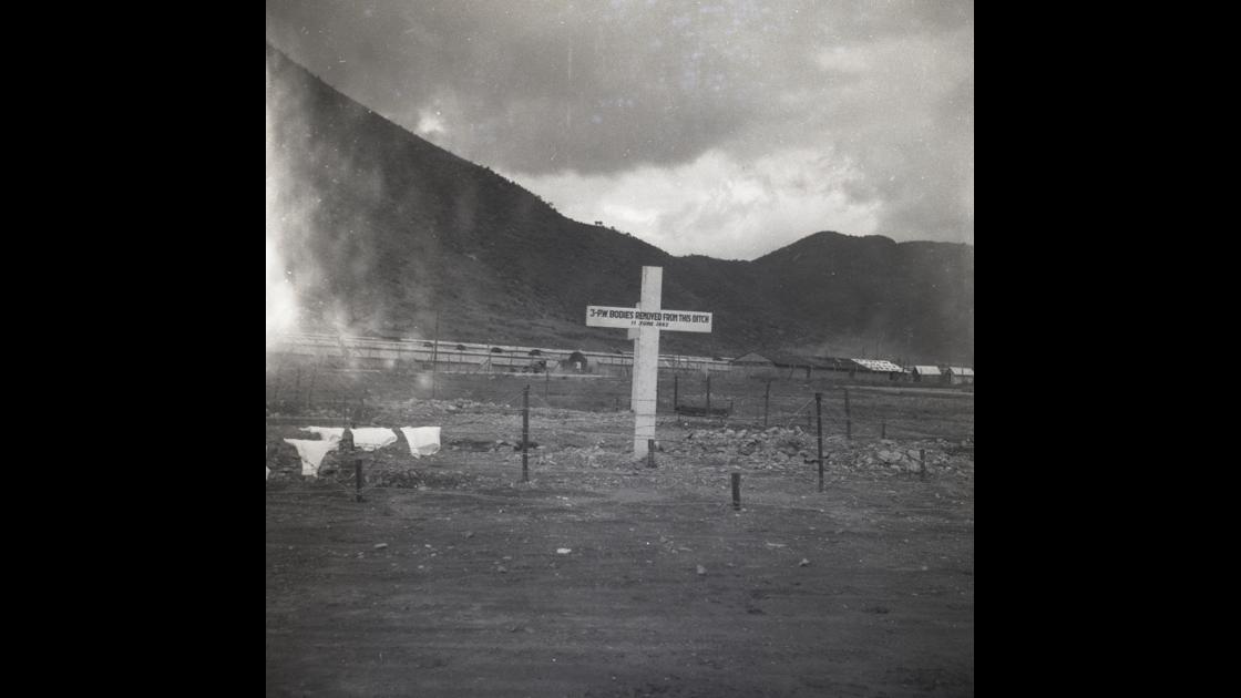 1952년 6월 11일 거제도 포로수용소 포로의 시신이 발견된 도랑임을 표기한 십자가_3 썸네일