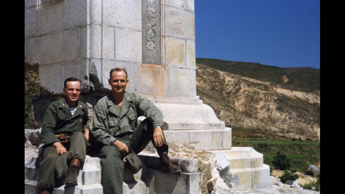1952년 거제도 옥포대첩 기념비 앞에서 기념촬영을 한 포로수용소 근무 미군 장교들 썸네일