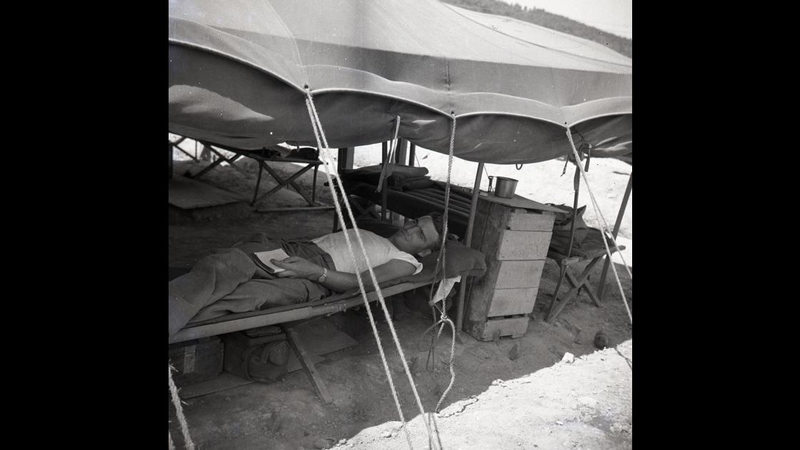 1952년 거제도 포로수용소 군인이 군용텐트 안에서 휴식을 취하고 있는 모습 썸네일