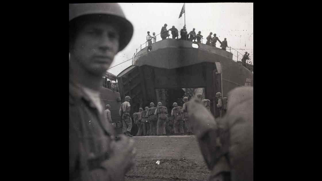 1952년 거제도 포로수용소 근무를 위해 부산항 중앙부두에서 미군 함정에 승선하는 미군 병사들 썸네일