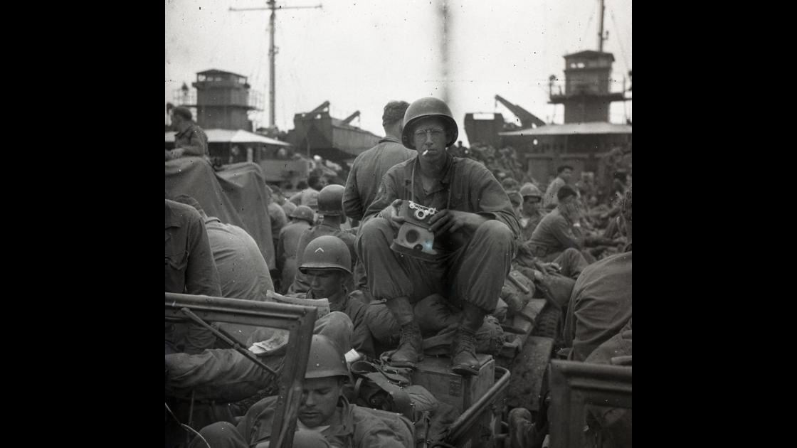 1952년 거제도 포로수용소 근무를 위해 부산항 중앙부두에서 미군 함정에 승선한 미군 병사들 썸네일