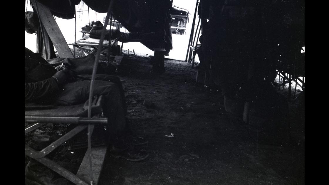 1952년 거제도 포로수용소 소속 미군들의 휴식용 천막 내부_1 썸네일