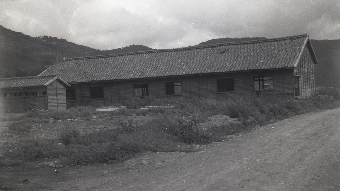 1952년 거제도 포로수용소 인근 폐 건물_1 썸네일