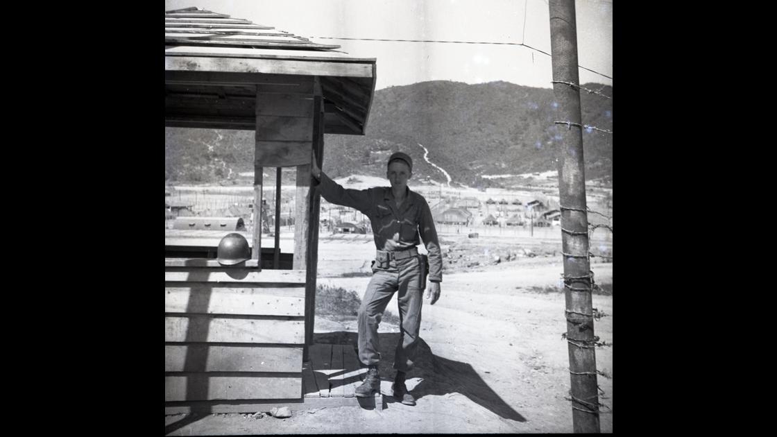 1952년 거제도 포로수용소의 외곽경비 중인 미군 병사 썸네일