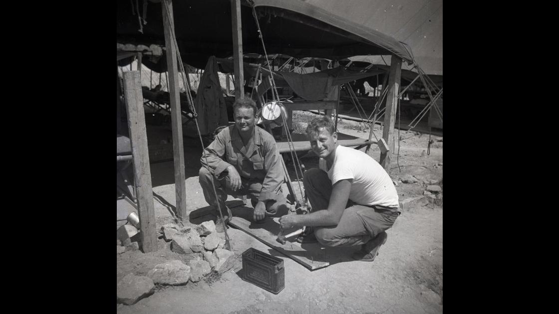1952년 거제도 포로수용소의 천막을 보수하고 있는 두 미군 병사 썸네일