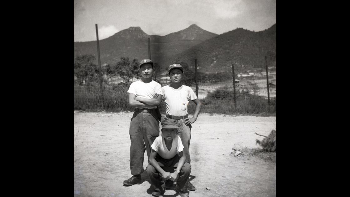 1952년 거제도 포로수용소의 한국인 소년 병사들의 기념촬영 썸네일