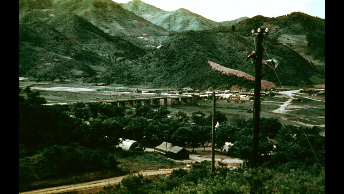 1954년 6월 경기도 가평군 청평의 미군 제34의료대대 본부 언덕에서 서쪽으로 바라본 모습 썸네일