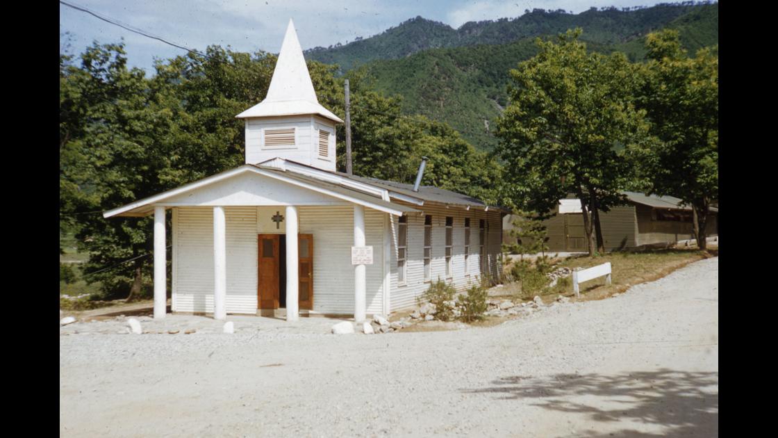 1954년 6월 경기도 가평군 청평의 미군 제34의료대대 본부 영내 교회 썸네일