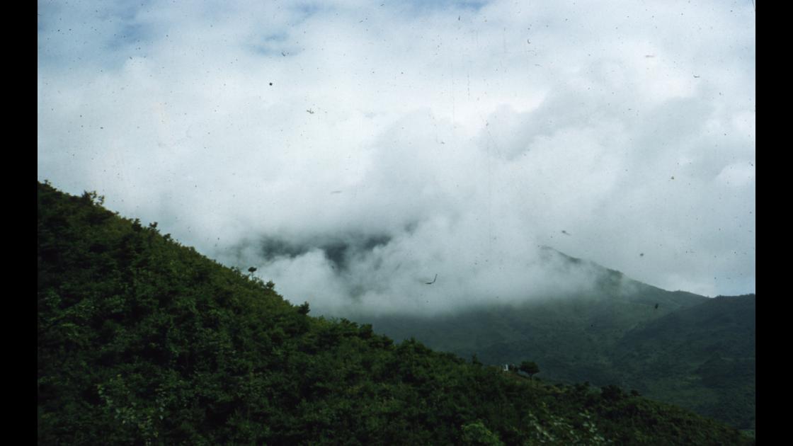 1954년 8월 5일 경기도 가평군 청평의 미군 제34의료대대 본부 언덕에서 서울쪽으로 바라본 산의 안개 모습 썸네일