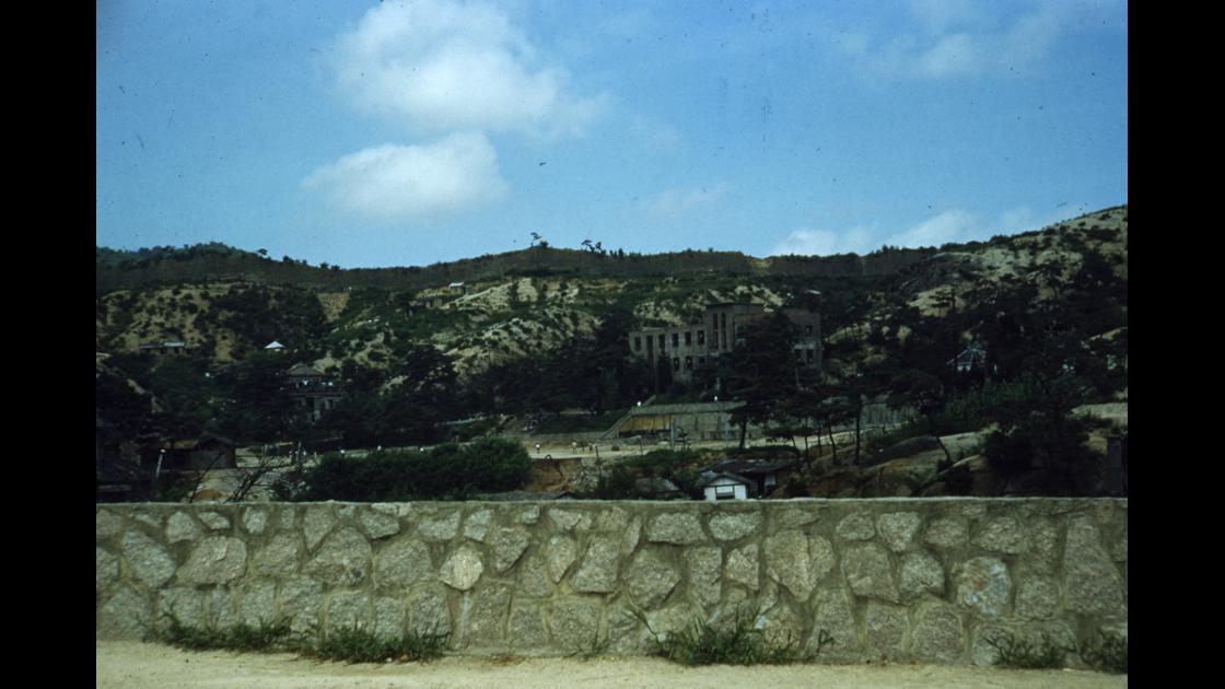 1954년 8월 5일 서울 동쪽의 성벽 부분_2 썸네일