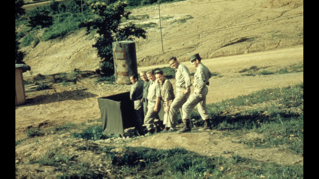 1956년 2월 주한 미 제24사단 21연대 야외 소변소 썸네일
