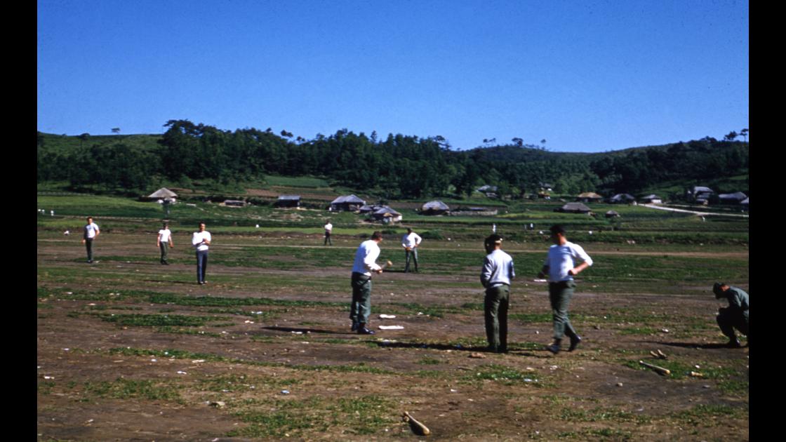 1960년대 경기도의 어느 공터에서 소프트볼 경기를 하는 미군 병사들_1 썸네일