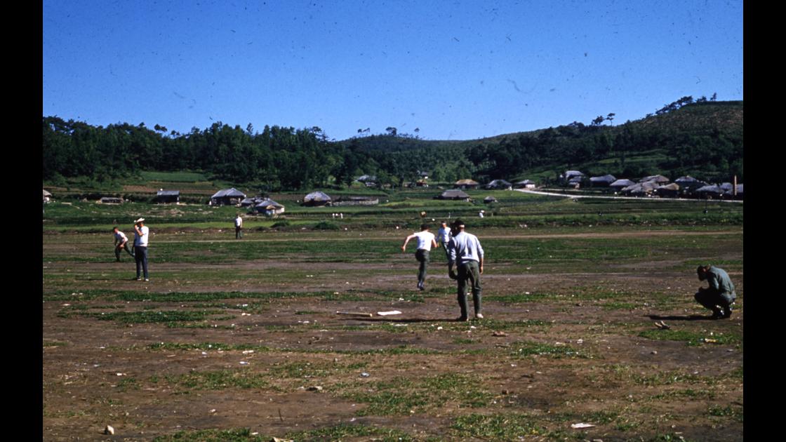 1960년대 경기도의 어느 공터에서 소프트볼 경기를 하는 미군 병사들_2 썸네일