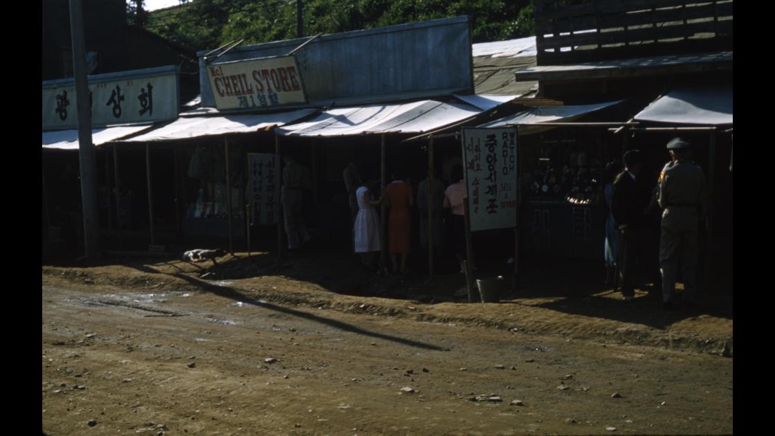 1960년 6월 경기도 파주 법원리 기지촌 거리 상점들 썸네일