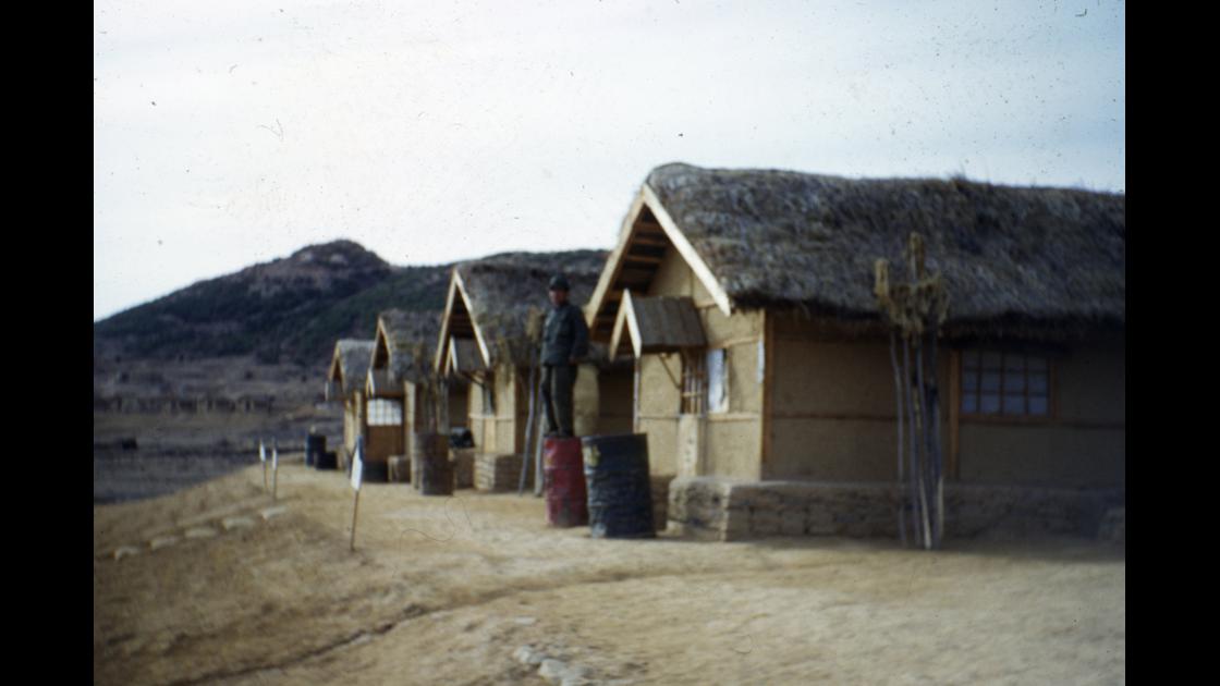 1953년 경기도 파주지역 미군부대의 한국형 가옥으로 지은 막사 썸네일