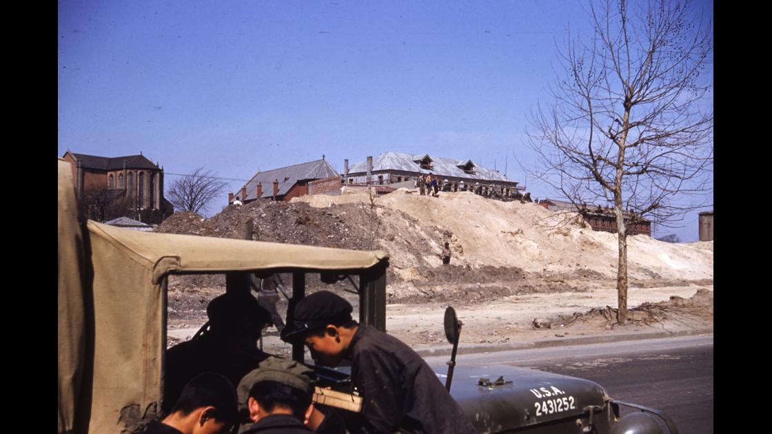 1956년 한국전쟁 후 폭격피해를 입은 건물 공사장 썸네일