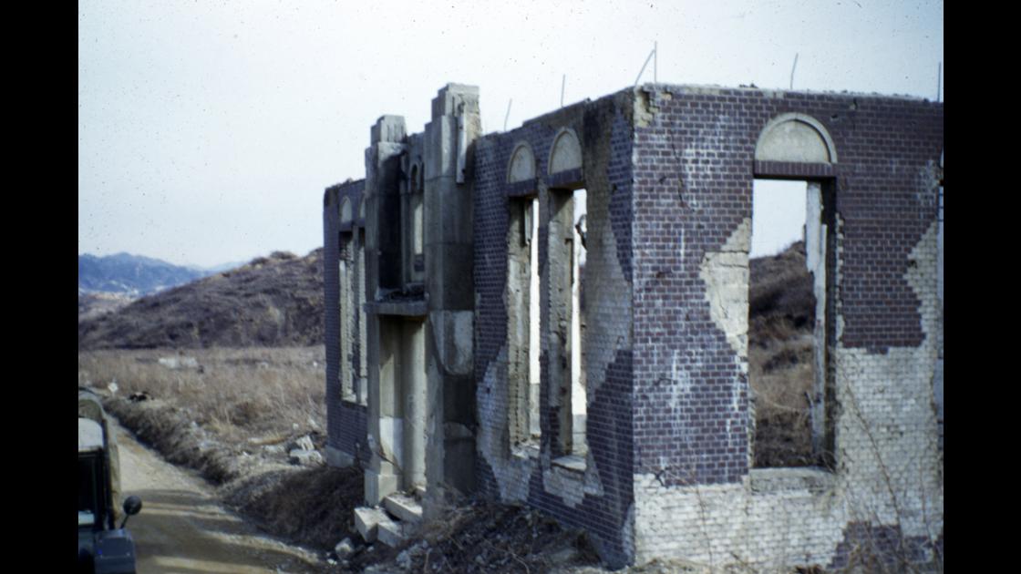 한국전쟁의 피해를 입은 경기도 도로변 건물의 1953년 모습 썸네일