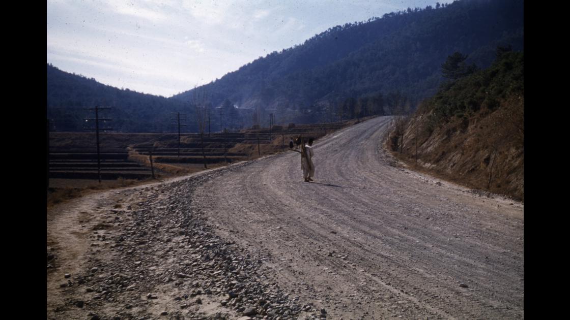 1953년 늦가을 경주-대구간 국도 썸네일