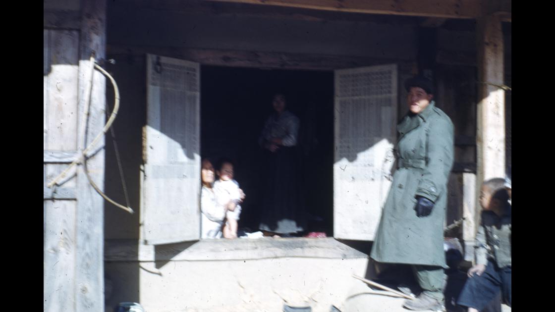 1951년 1월 경주 입실리 자택을 방문한 군인 썸네일