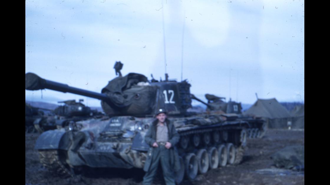 1951년 1월 경주 입실리에 주둔한 미군 탱크 썸네일