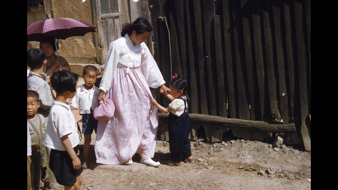 1952년 광주 거리의 어머니와 아이 썸네일