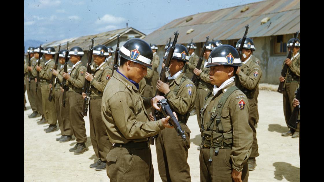 1952년 광주 보병학교 교육생 훈련_총기 검열 썸네일