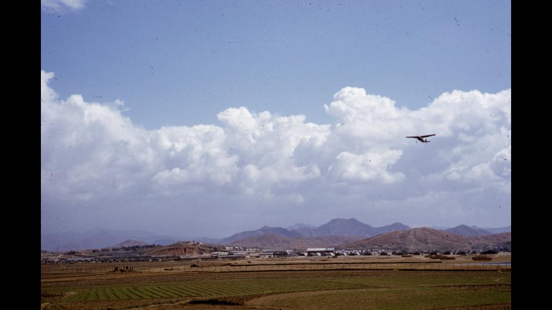 1952년 광주 포로수용소(현 상무대) 상공을 날으는 경비행기 썸네일