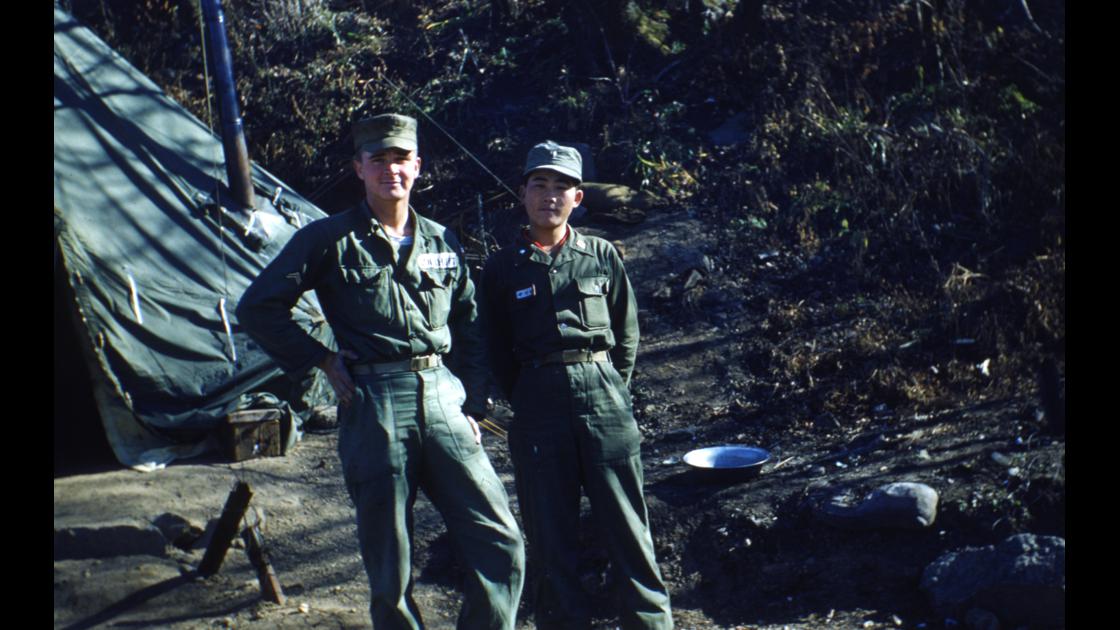 1953년 미8군 소속 FLASH중대 미군과 한국군 병사 썸네일