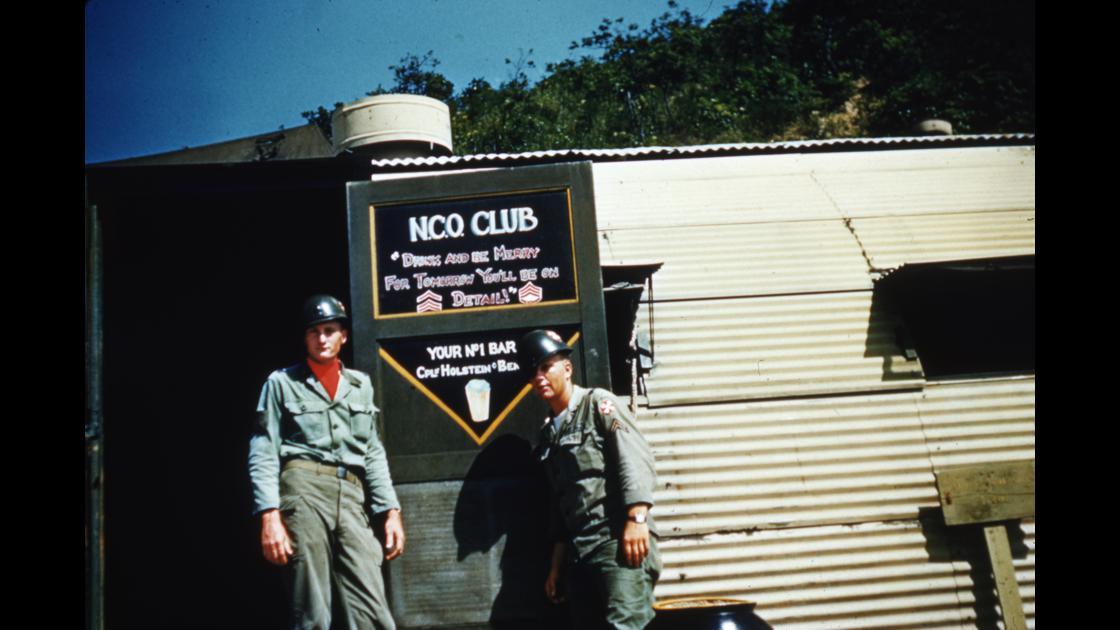 1953년 미군 야전부대 내 하사관클럽 썸네일