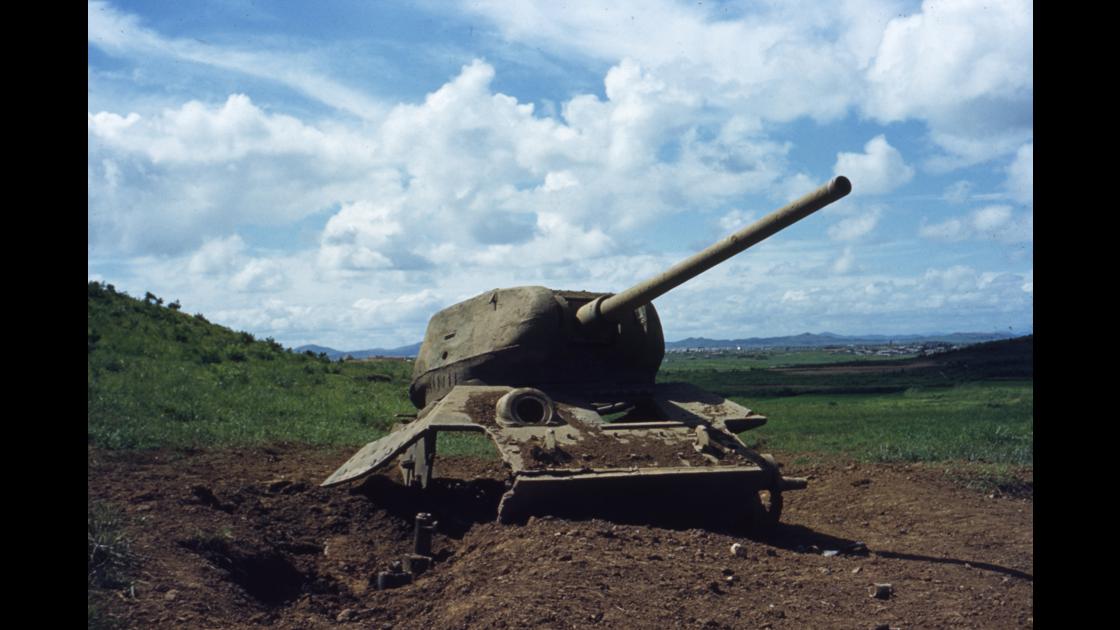 1952년 7월 김포비행장 인근 야산자락에 파괴되어 방치된 소련제 탱크_1 썸네일