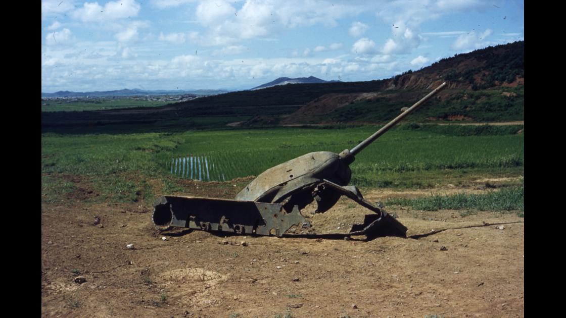 1952년 7월 김포비행장 인근 야산자락에 파괴되어 방치된 소련제 탱크_2 썸네일