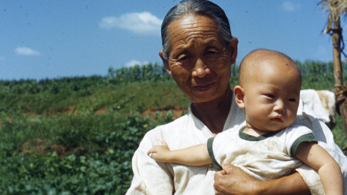 1952년 7월 김포에서 손자를 안고 있는 할머니 썸네일