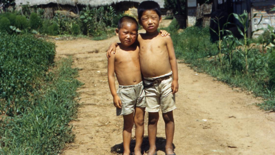 1952년 7월 김포지역 농촌마을 두 아이가 웃옷을 벗고 다니다 사진을 찍은 모습 썸네일