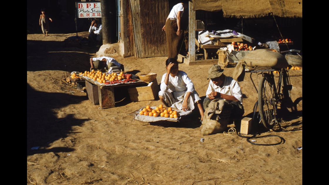 1952년 10월 김포시장의 인근 미군부대에서 나온 오렌지를 팔고 있는 과일 노점상 썸네일