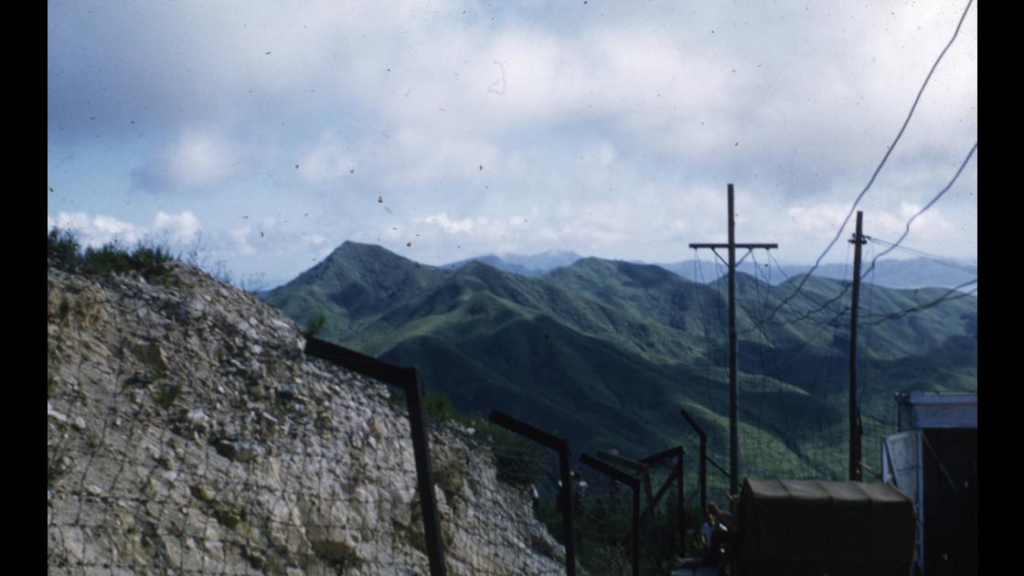 1952년 김포 월곶리 문수산 내 미 해병대 캠프의 주변 철책과 산줄기 썸네일