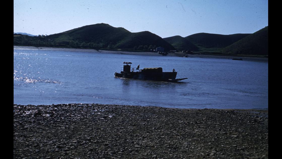 1958년 김포와 강화 사이 해협을 오가는 도선에 실린 군용트럭 썸네일